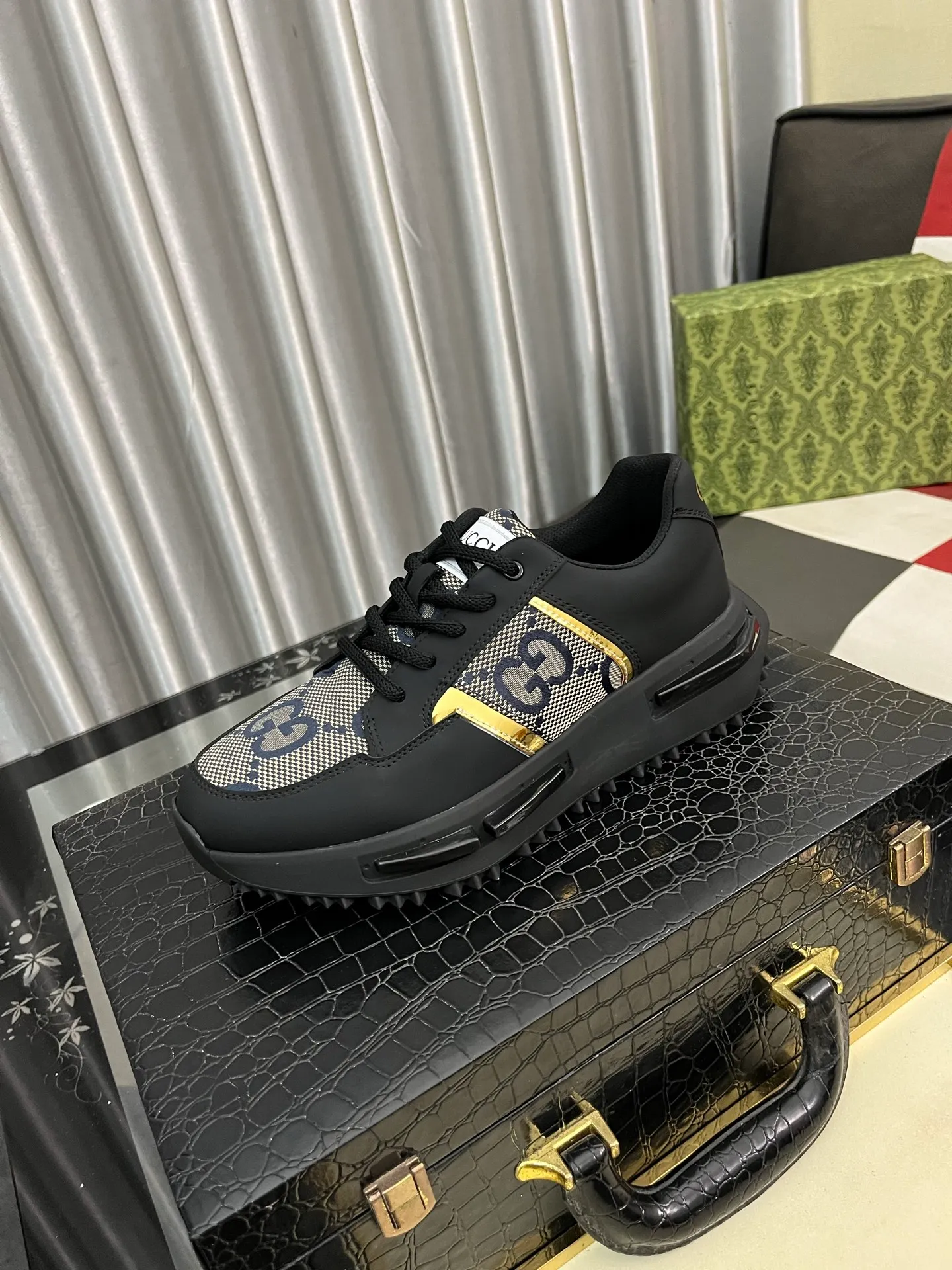 Men's Men's Shoes 💰458⌚️⌚️【GUCCI】Gucci men's latest white shoe series casual shoes! The official website is built 1:1. Upper: Made of imported cowhide, with electric embroidery ➕Inner lining: Made of high-quality first-layer pigskin, soft and comfortable. Picky material selection and exquisite workmanship give you the best enjoyment. Size: 38-44 yards, 4️⃣ colors available.